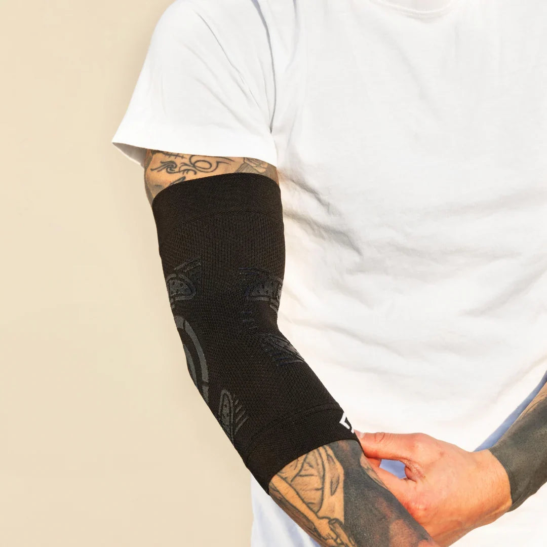 Codera FLOKY ELBOW Support negra en uso