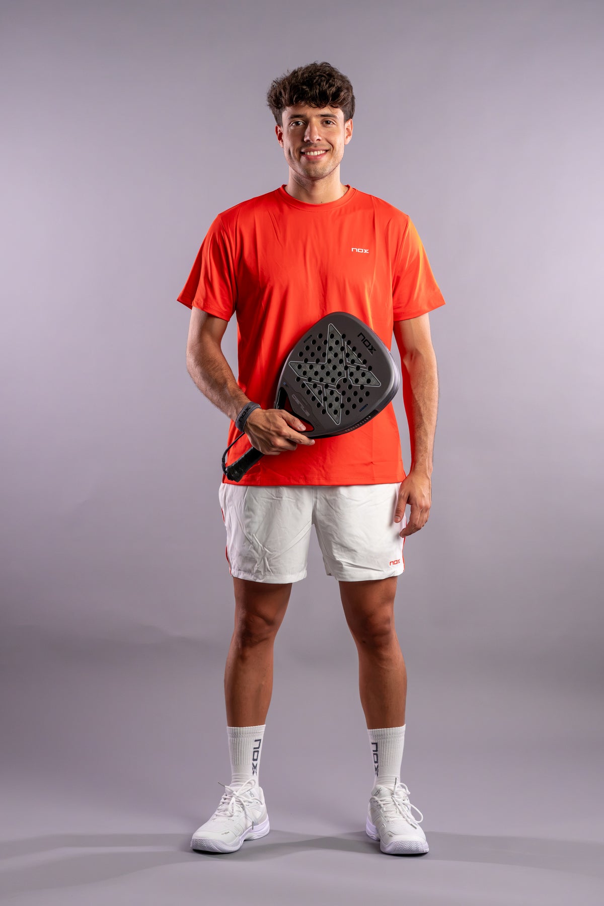 Agustín Tapia con la pala NOX Genius Attack 18K Alum