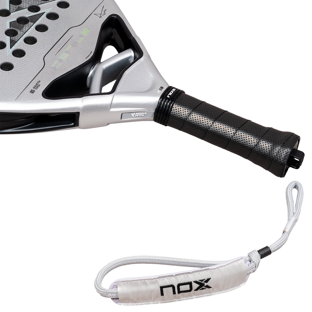 NOX Genius Attack 12K Alum XTREM — empuñadura y correa