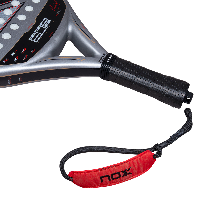 Pala NOX ML10 Pro Cup Rough 2027, detalle del puño y cordón